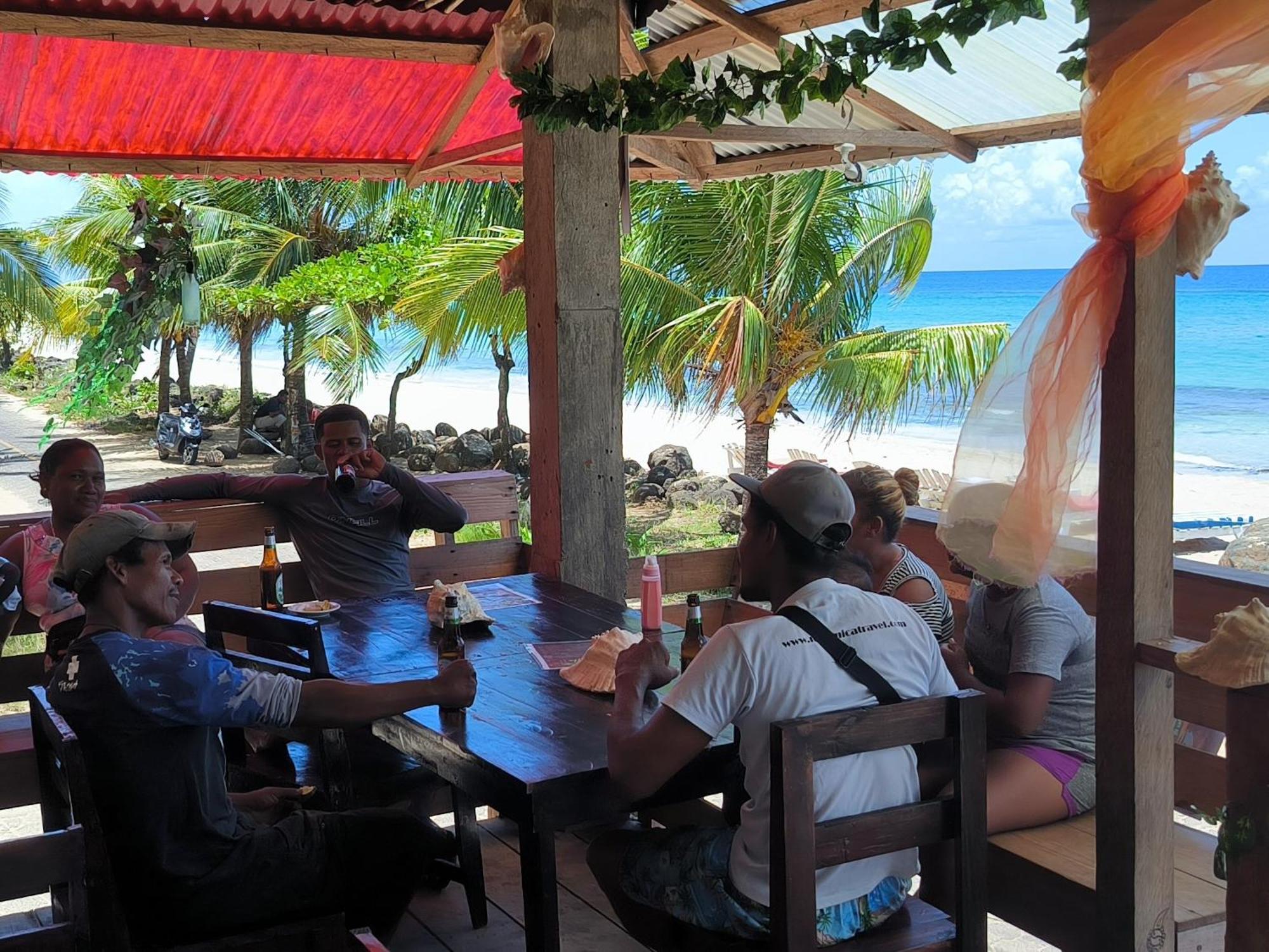 Paraiso Beach Hotel Brig Bay المظهر الخارجي الصورة