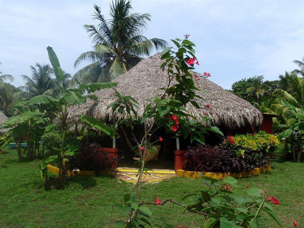 Paraiso Beach Hotel Brig Bay المظهر الخارجي الصورة