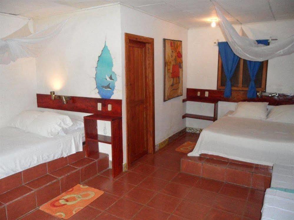 Paraiso Beach Hotel Brig Bay المظهر الخارجي الصورة