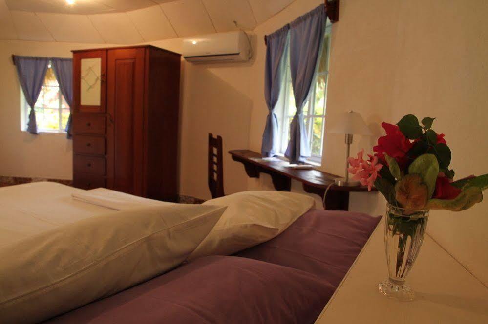 Paraiso Beach Hotel Brig Bay المظهر الخارجي الصورة