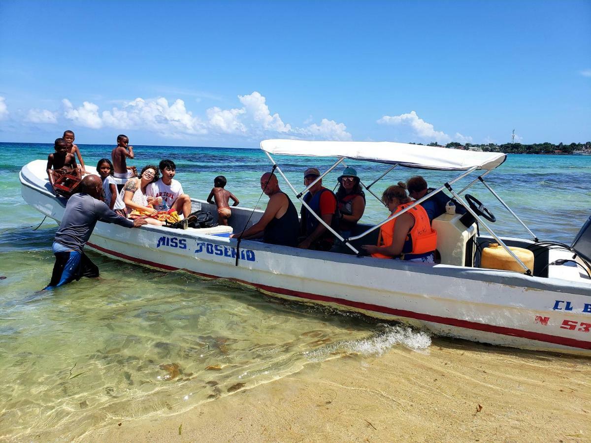 Paraiso Beach Hotel Brig Bay المظهر الخارجي الصورة